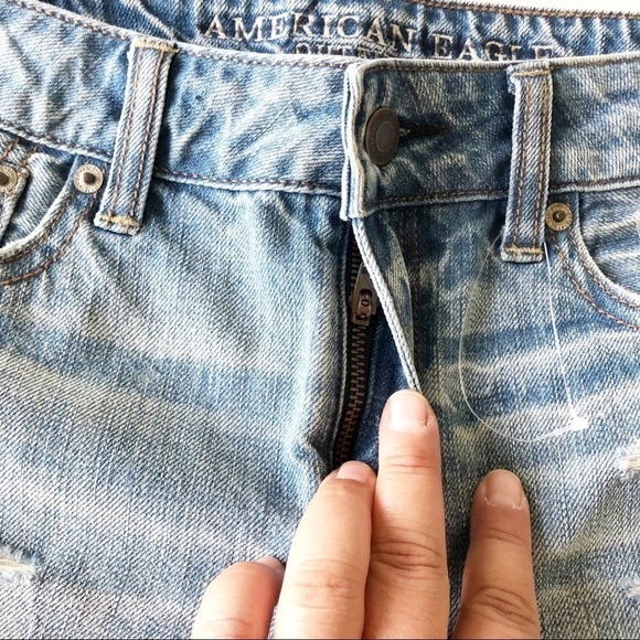 American Eagle Womens Medium Wash Embroidered Distressed Cutoffs Size 0 - Picture 6 of 11